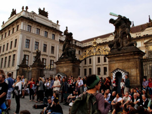 Do Prahy jezdí stále méně turistů, nejvíce Němců a Rusů