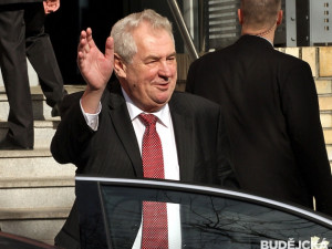 Důvěra lidí v politické instituce roste. Největší důvěře se těší prezident Miloš Zeman