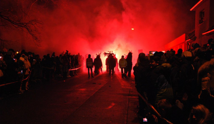 Krampus show se v Čechách daří. Hlubokou navštívily tisíce lidí