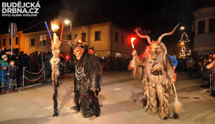 Největší peklo v republice. Kaplicí proběhne v sobotu 400 krampusů