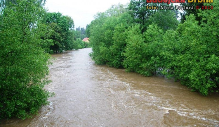 Na jihu Čech zůstávají desítky domácností bez elektřiny. Dva toky jsou na prvním povodňovém stupni