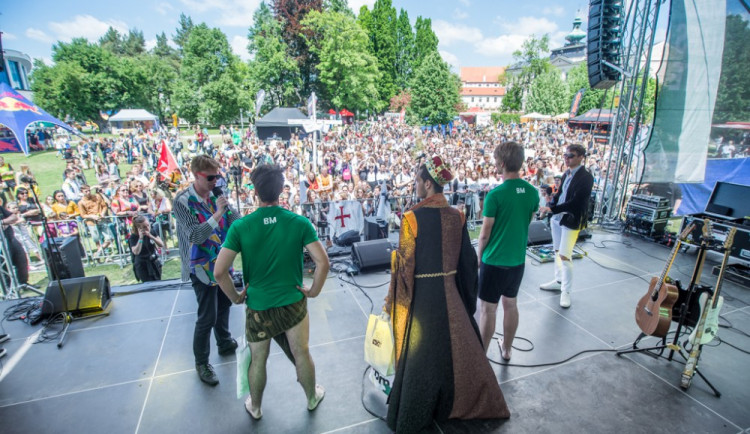 VIDEO: Budějce hrály barvami. Majálesový průvod obsadil centrum města