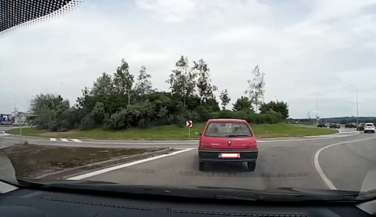 VIDEO: Šílený řidič u Globusu. Na kruhovém objezdu vjel do protisměru