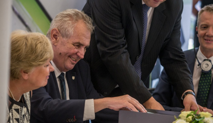 Setkání s Kajínkem bych považoval za populismus, řekl Zeman zaměstnancům Engelu