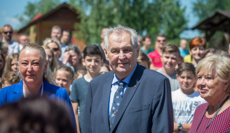 VIDEO: Zeman přirovnal domácí vzdělávání k domácím porodům. Obojí je blbost, řekl