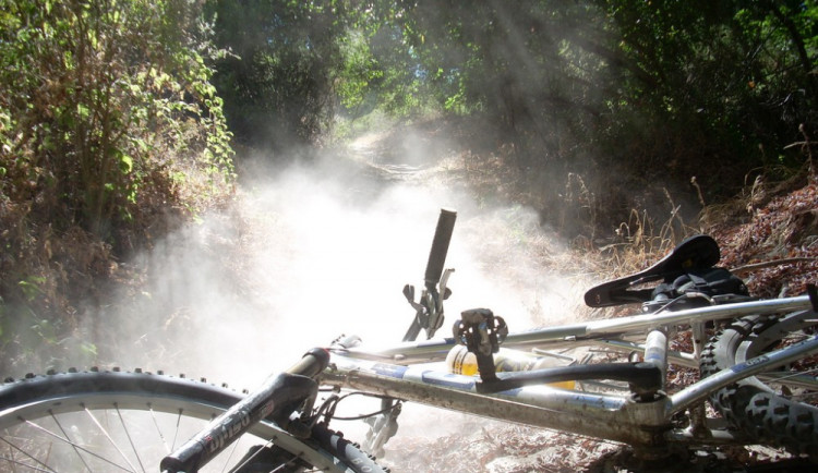 Cyklistka narazila v plné rychlosti do traktoru, na Šumavu pro ni letěl vrtulník