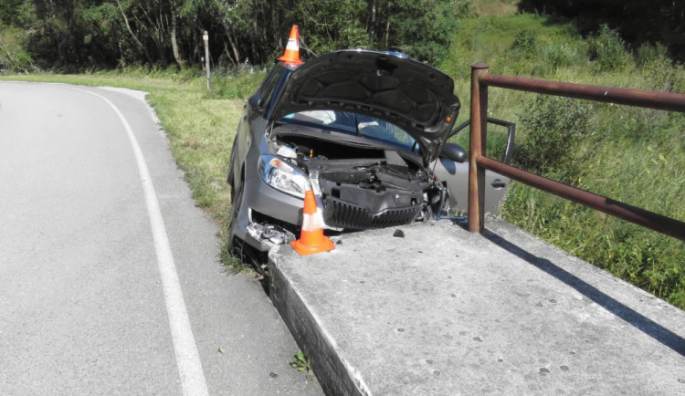 Senior vyjel mimo komunikaci a narazil do betonového můstku. Na místě zemřel