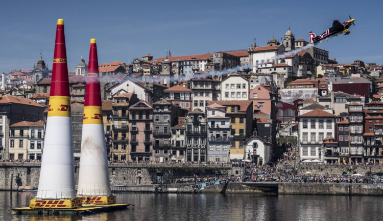 Martin Šonka vyhrál závod Red Bull Air Race v Portu