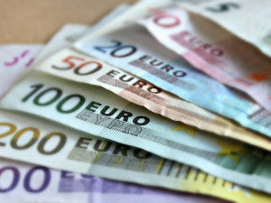 Dávat 15 korun za euro je neetické, ale musí zůstat legální