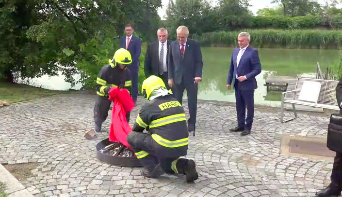 KOMENTÁŘ: O kouřové cloně z trenek a Kohoutovi na čínském smetišti