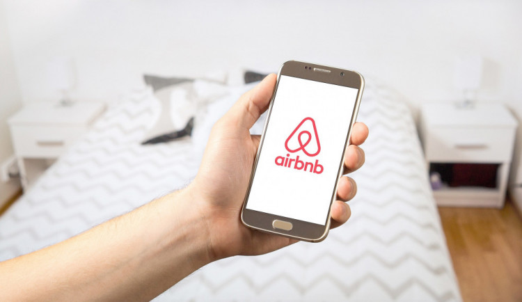 KOMENTÁŘ: Co s Airbnb v Praze?