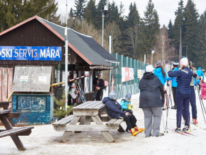 Bedřichov v Jizerských horách ucpali lyžaři, obec je uzavřena