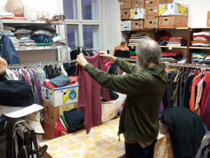 V Brně funguje sociální šatník, pomáhá lidem bez domova přežít zimu. Aktuálně je nedostatek oblečení pro muže