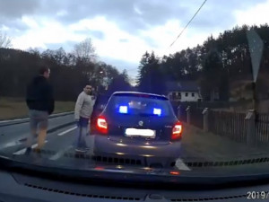 Ani blázen, ani podvodník. Muž z videa se zapnutými majáky byl opravdu policista