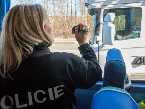 FOTO, VIDEO: Policisté si na řidiče nově posvítí autobusem, vidí i do kabiny kamionů