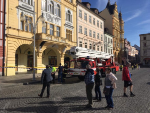 VIDEO: Z jedné budovy na budějckém náměstí upadl obří kus omítky. Nikoho naštěstí nezranil