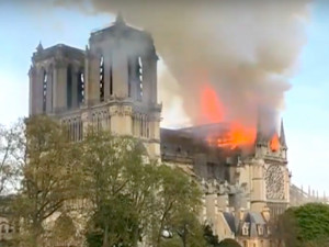 Vláda: Katedrálu Notre-Dame se možná nepodaří zachránit