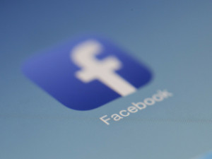 Facebook oznámil uzavření řady falešných účtů a stránek