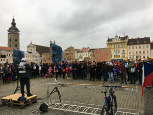 Česko dnes čekají demonstrace, předvolební kampaň i majáles