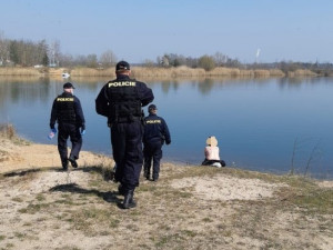 Policisté nachytali na pláži nudisty, přinutili je nasadit si roušky