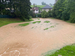 Déšť rozvodní menší toky na jihu Čech, pak i na Moravě a v Slezsku