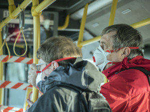 Od září budou v MHD či obchodech povinné roušky