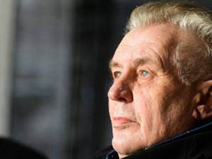 Prezident Zeman je v nemocnici kvůli zlomenině ruky. Při chůzi upadl