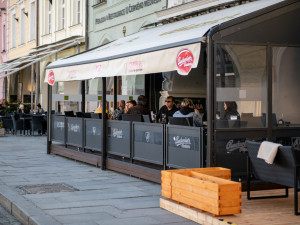 Zahrádky restaurací budou moci pro testované hosty otevřít příští pondělí