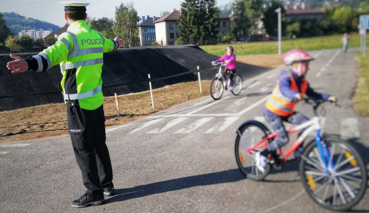 Víte, co dělat na křižovatce, kterou řídí policista? Školáci to znají lépe než někteří dospělí