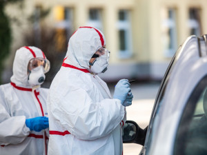 Šíření covidu v ČR dál zrychluje, hospitalizovaných je nejvíc od 26. května