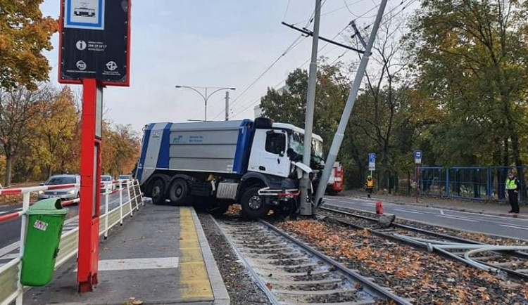 V Podolí nejezdí tramvaje. Provoz tam zastavila nehoda popelářského auta