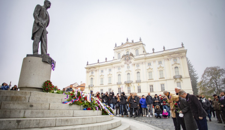 Česko si připomnělo vznik státu. V Praze proběhla pieta na Vítkově nebo na Hradčanském náměstí