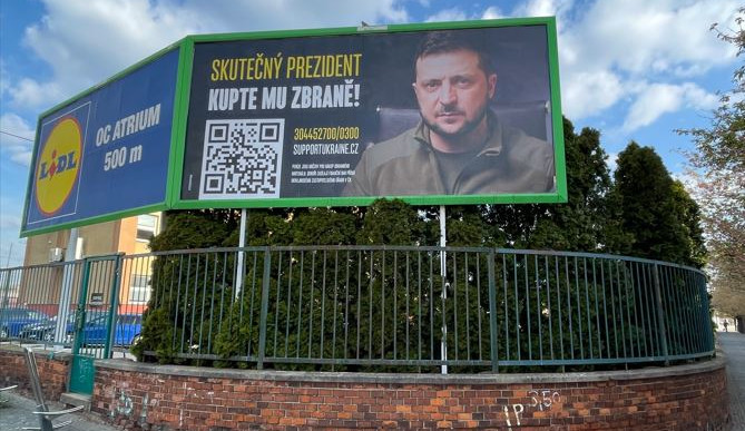 Na billboard se Zelenským u vlakového nádraží si stěžovali lidé, firma ho stáhla