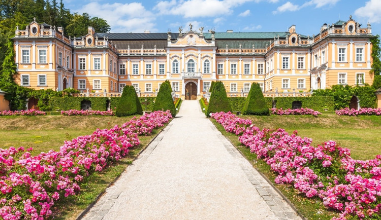 Kam o prázdninách s dětmi na výlet? Navštivte české Versailles nebo úkryt rytíře Toulovce