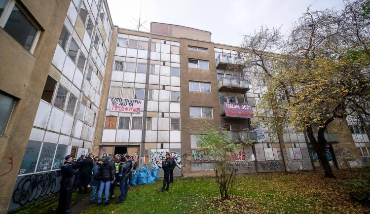 Strašnický dům, který v listopadu obsadili squatteři, se má změnit v nájemní bydlení