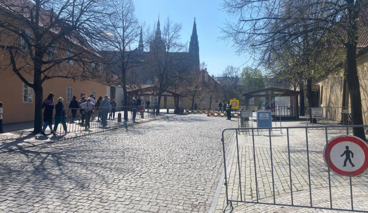 VIDEO: Pražský hrad zaplnili turisté, tentokrát bez front u bezpečnostních kontrol