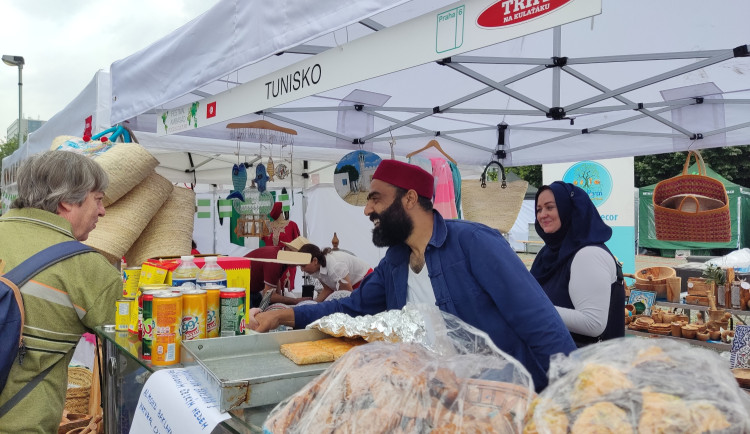 FOTOGALERIE: Dejvice ožily přehlídkou zahraničních tradic. Festival ambasád přinesl ochutnávky z Gruzie i z Argentiny