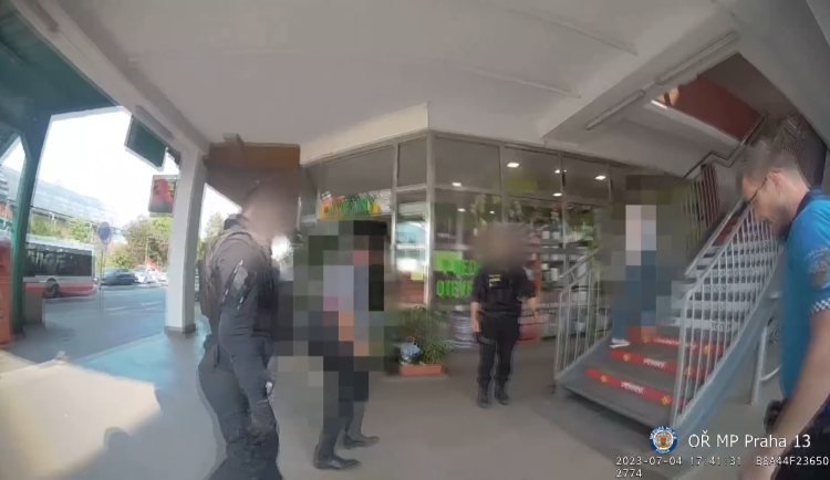 VIDEO: Policie zadržela opilce u metra Luka, starali se o malé dítě