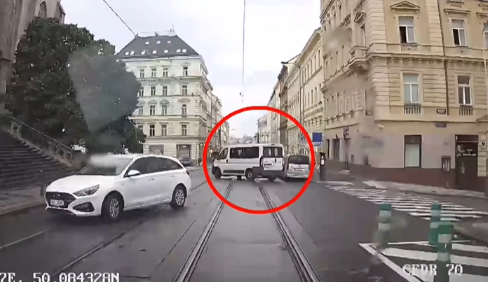 VIDEO: Policejní honička jako z filmu. Řidič poničil několik aut a nebál se vjet i na chodník