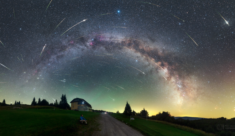 V noci ze soboty na neděli vrcholí meteorický roj Perseid. Podmínky k pozorování by měly být ideální