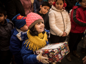 Krabice od bot: tradiční sbírka vánočních dárků pro děti ohrožené chudobou začíná v pondělí 13. listopadu