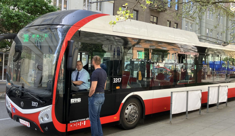 Muž z Brna poplival řidiče autobusu, který ho vyzval k označení jízdenky. Trefil jsem jen bundu, hájil se