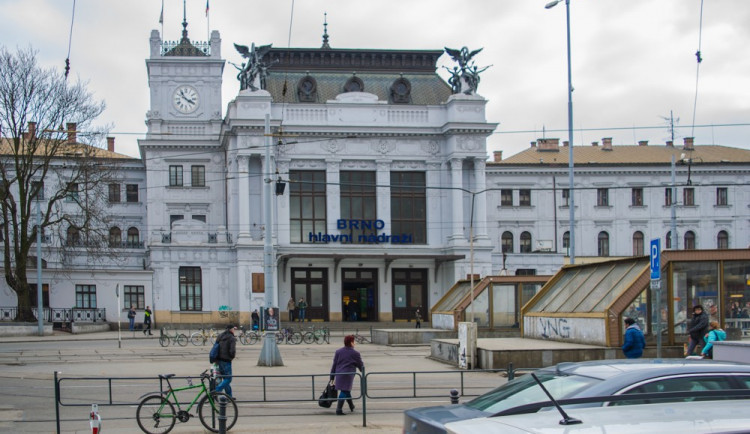 Muž při čekání na šalinu vyzýval ostatní cestující k boji. Před strážníky chtěl rozbít skleněnou výlohu