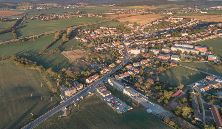 V brněnských Bosonohách vyřešili nedostupné elektrické vedení. Veřejné osvětlení zajistí solární lampy