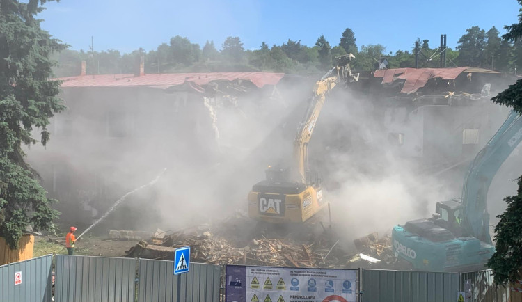 VIDEO: Dělníci začali s demolicí nádražní budovy v brněnském Králově Poli