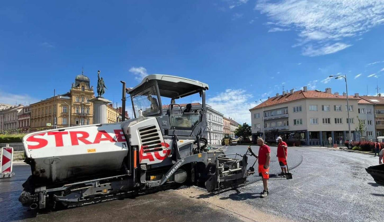 Konec zdržení ve Znojmě. Silničáři dokončují opravy dvou úseků na průtahu městem