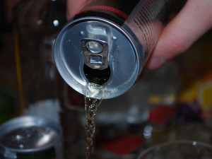 Tři čtvrtiny lidí souhlasí se zákazem prodeje energetických nápojů dětem