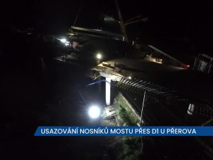 Stavba dálnice u Přerova pokročila, ŘSD nechalo instalovat nosníky mostu přes železnici, místo je průjezdné
