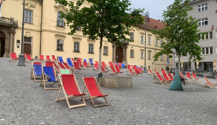 Do ulic Brna se vrátila lehátka. Lidé se mohou v centru celé léto slunit jako u moře