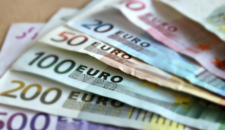 Analytici: Volby přispěly k oslabení eura, snížily šance jeho zavedení v ČR